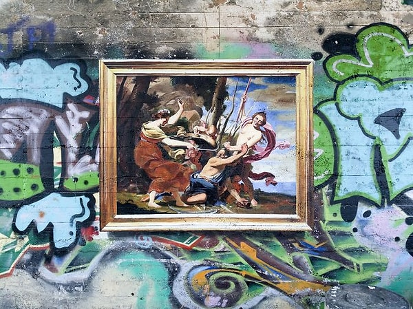 4. Главная задача его работ в том, чтобы создать контраст между безупречно чистыми залами в музее, где выставляются оригиналы, и заброшенными локациями, где он размещает их копии.