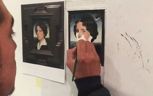 6. "Заброшенные, иногда труднодоступные места, становятся выставочным пространством — не самая лучшая локация для таких ценных объектов как картины", — делится художник в своём интервью.