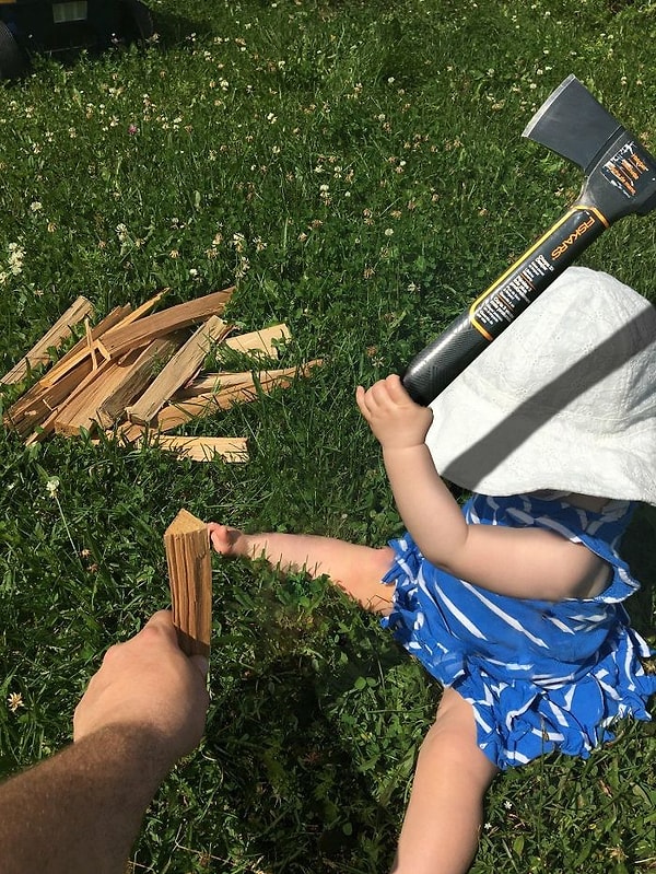 9. "Когда жена просит отправить фото, чтобы узнать, как проходит день. Она не знает, что это фотошоп"