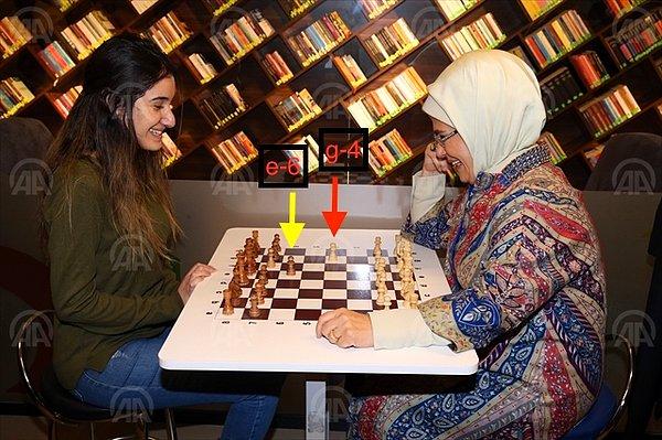 Ancak fotoğrafın, Emine Erdoğan’ın satranç oynarken yanlış hamle yaptığını gösterdiği iddiası doğru değil.