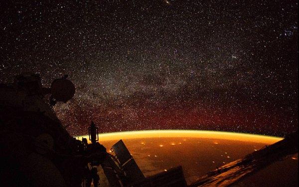 NASA astronotu, Uluslararası Uzay İstasyonu üssünde Dünya'nın etrafına zum yapıyordu ve Dünya'yı saran bu turuncu ışık hüzmesini gördü.