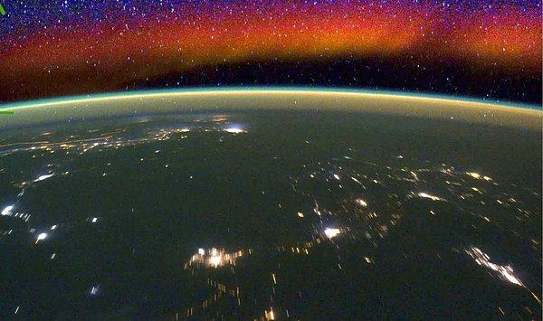 NASA: ''Dünyayı saran bu ışık hüzmesine 'gök aydınlığı' deniyor yani atmosferin 50 ile 400 km altında oluşan bir ışık topluluğundan meydana gelen doğal bir oluşum.''