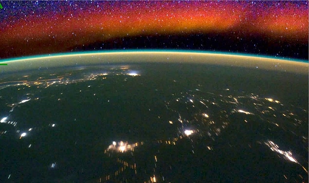 NASA: ''Dünyayı saran bu ışık hüzmesine 'gök aydınlığı' deniyor yani atmosferin 50 ile 400 km altında oluşan bir ışık topluluğundan meydana gelen doğal bir oluşum.''