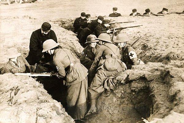 1915 yılında yaralı bir askeri taşıyan İngiliz kadınlar: