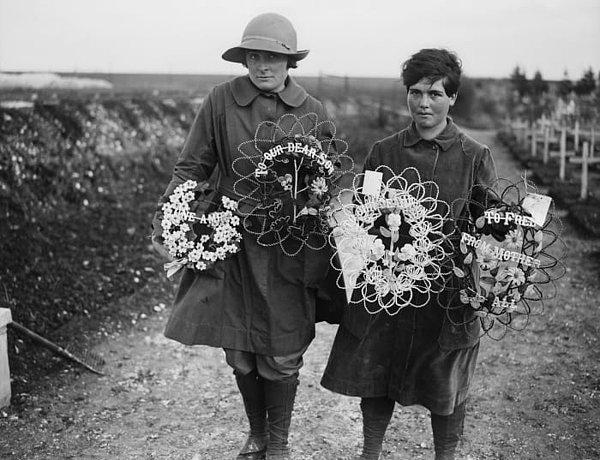 Fransa'da gömülü şehitlerin mezarlarına çelenk taşıyan iki kadın yardımcı Colordu üyesi, 1918 sıraları.
