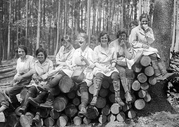 Kadın ormancılık işçileri, bir kütük yığını üzerinde öğle yemeklerini yiyor, 1918 yılı:
