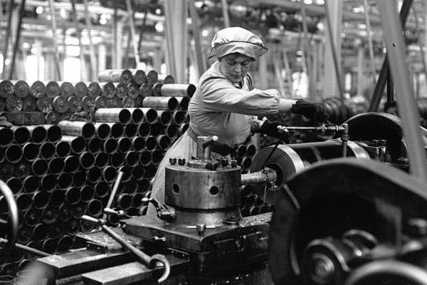 Silah ve cephane fabrikasında bir mühimmat işçisi, makineleri çalıştırıyor, 1915 sıraları: