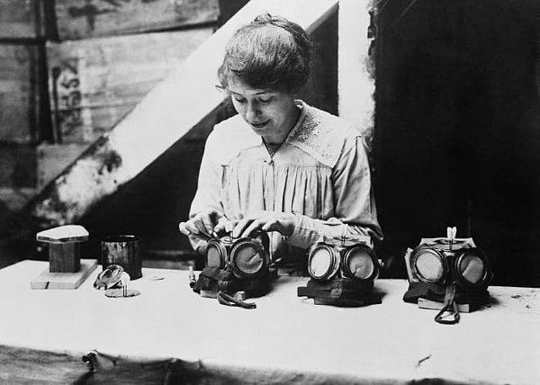 Londra'da bir savaş işçisi, gaz maskelerini onarıyor, 1918 suları: