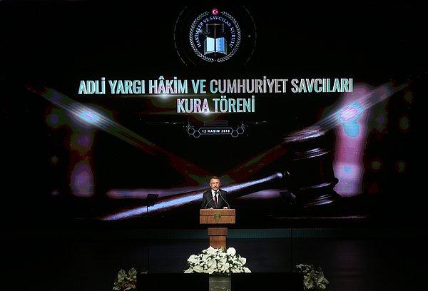 Cumhurbaşkanı Yardımcısı Fuat Oktay ve Adalet Bakanı Abdulhamit Gül'ün katılımıyla gerçekleştirilen adli ve idari yargı hakimleri ile Cumhuriyet savcılarının kura töreninde konuşmalar öncesinde Cumhurbaşkanı Erdoğan'ın mesajı okundu.