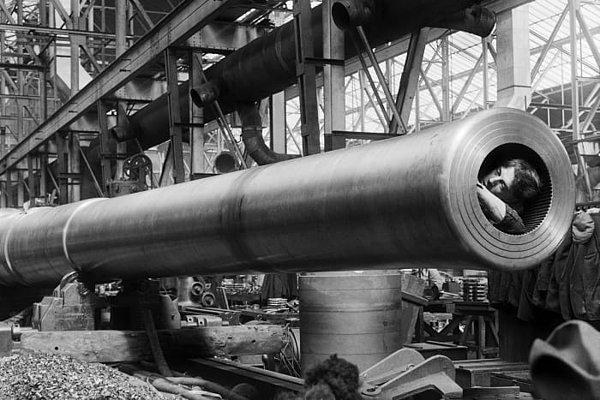 Londra'da bir savaş gereçleri fabrikasında, deniz topunun namlusunu temizleyen bir savaş işçisi, 1918 yılı: