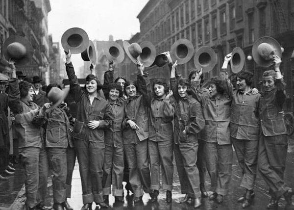 1918 yılında askeri üniformalarının içindeki kadınların geçit töreni: