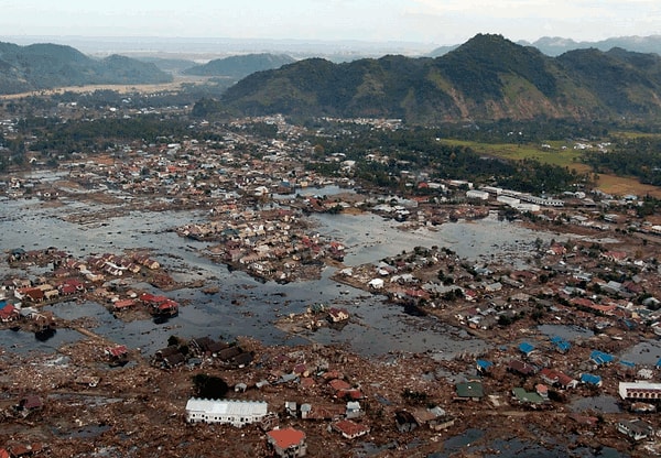 4. В каком году произошло землетрясение и цунами в Индийском океане, унесшее жизни 350 тысяч человек?