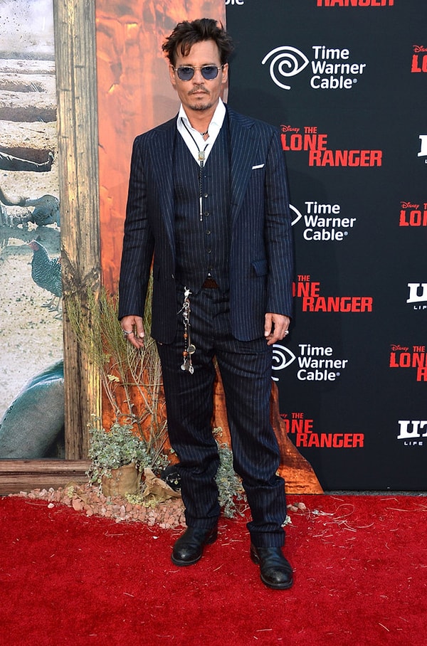 По-видимому, он слишком крут, чтобы улыбаться :)