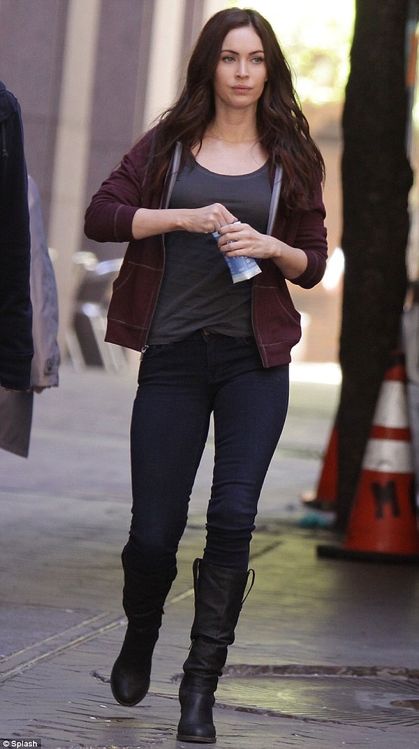 А журналисты считают, что все дело в ботоксе, который парализует лицо 🙈