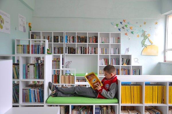 1. Belki de bir kitap okuyacaklar, hayatları değişecek: Geleceğe Gülümse'de Kütüphane