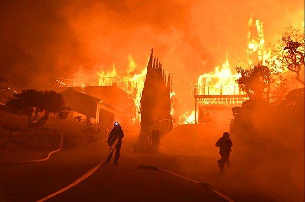 Kaliforniya, tarihinin en büyük orman yangınlarından birini yaşıyor.