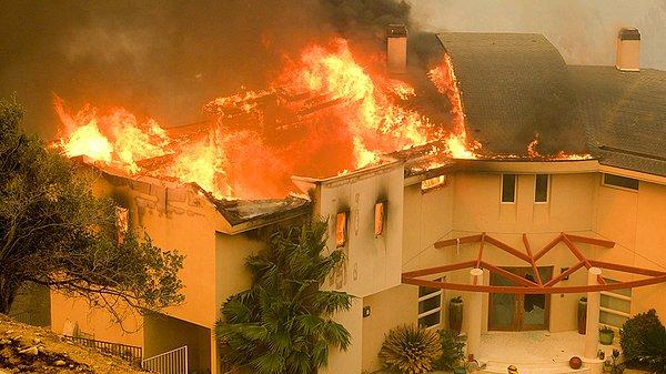 Los Angeles'ın ünlü Malibu sahilini de etkileyen yangın, pek çok lüks villa ve malikaneyi de küle çevirdi.