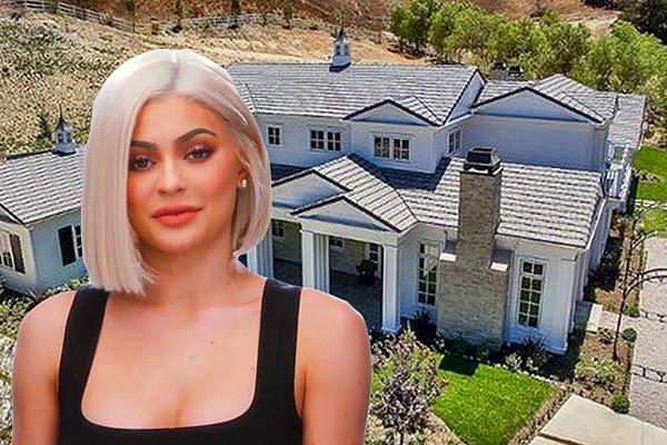 Kylie Jenner Travis Scott'a turnesinde eşlik ettiği için evinden uzakta.
