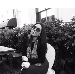 Özge Karataş Yazar Profil Resmi