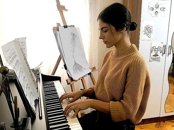 5. İzmirli Ceyda Selvi, işitme engelli doğdu ama buna rağmen biyonik kulağı ile duymaya başladı ve başarılı bir piyanist oldu.