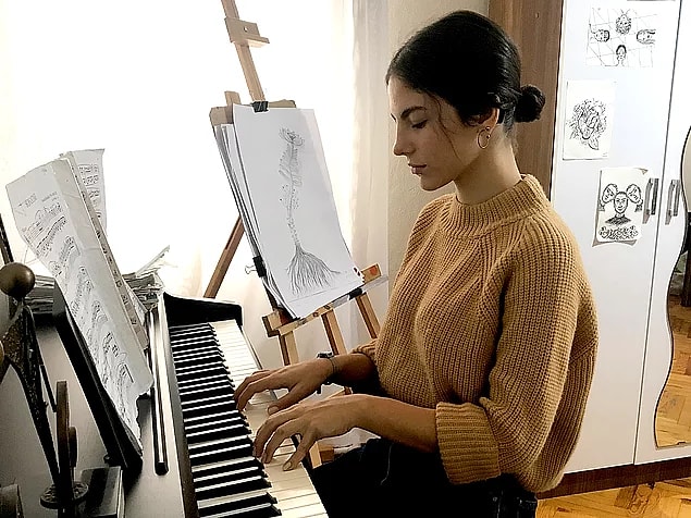 5. İzmirli Ceyda Selvi, işitme engelli doğdu ama buna rağmen biyonik kulağı ile duymaya başladı ve başarılı bir piyanist oldu.