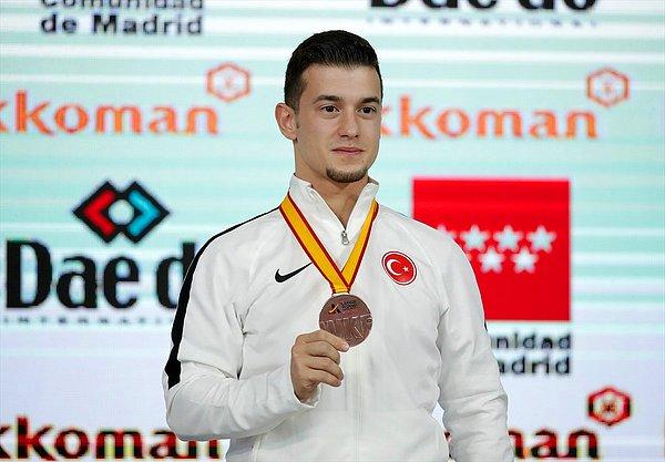 7. Sporcumuz Ali Sofuoğlu, İspanya'daki 24. Dünya Karate Şampiyonası'nda dünya üçüncülüğünü elde etti.