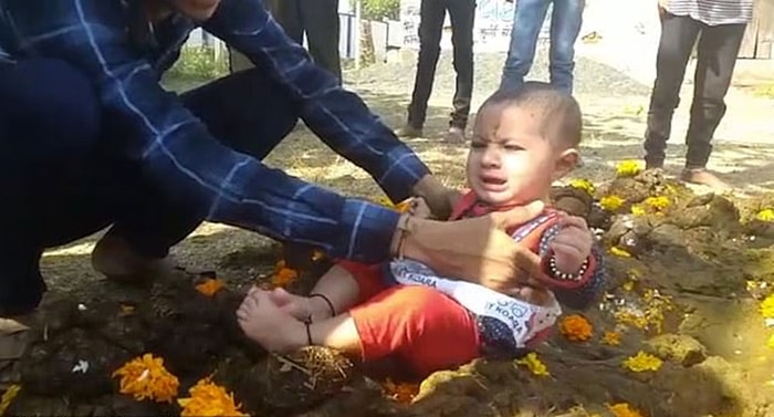 В Индии плачущих детей кладут в коровий навоз — все ради традиций
