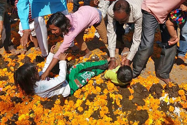 6. В ходе праздника Говардхана-пуджа или, как его еще называют, Аннакут также молятся Кришне, победившему бога Индру, который наслал ливни и разрушил поля.