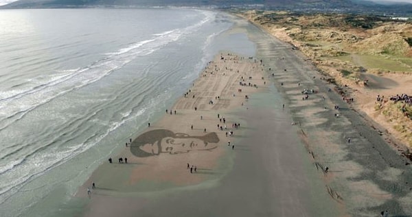 160 художников-волонтеров нарисовали на песке портреты британских солдат, погибших в той войне.