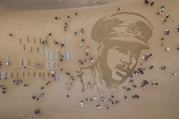 Портреты были выполнены на 32 пляжах страны.