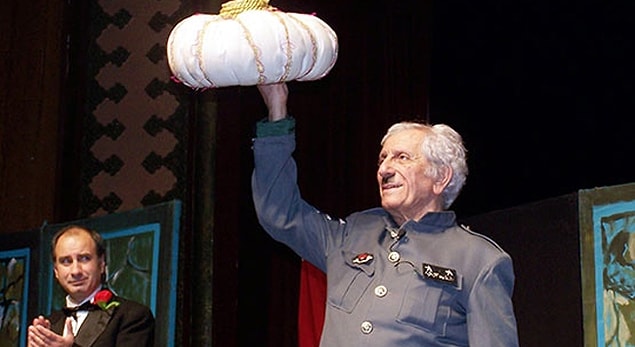 Elliden fazla ödüle layık görülen ve 1998 yılında devlet sanatçısı unvanını alan büyük usta Nejat Uygur 2007 yılında beyin damarlarında oluşan tıkanıklık nedeniyle kısmi felç geçirdi.