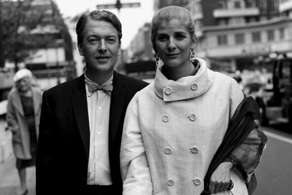 2. Кингсли Эмис (знаменитый английский писатель, автор книг "Везунчик Джим" и "Старые черти") и Элизабет Джейн Говард (тоже, кстати, писательница)