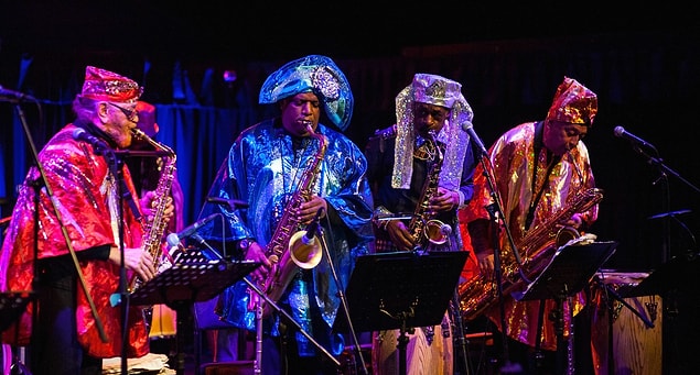 Sun Ra ve dostları 1950 yılında “Space Trio “adında küçük bir grup olarak başladılar. Fakat bu grup 1955 yılında 'Arkestra' adını alarak, oldukça büyüdü.