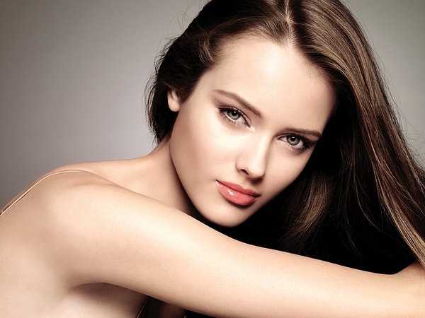 8. Привлекательные люди автоматически расцениваются другими как более умные и успешные. Это правда?