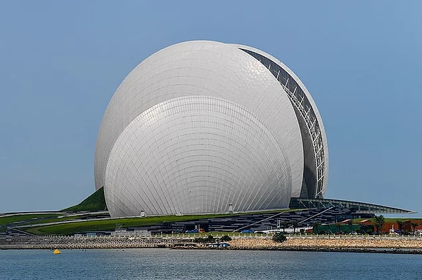 3. В какую страну нужно отправиться, чтобы послушать в этом удивительном здании оперу?