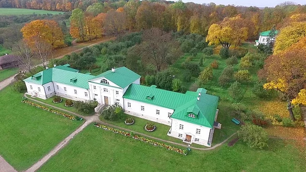 Тест: угадайте, кто из всемирно известных писателей жил в этих домах?