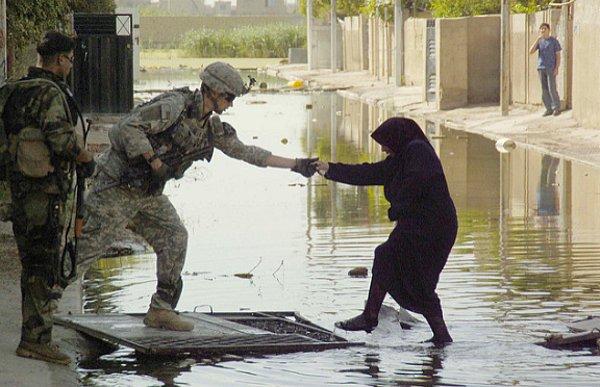 16. Iraklı kadına yardım eli uzatan bir Amerikan askeri!