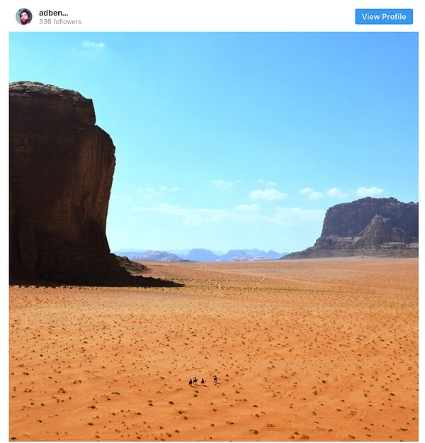 1. Для разогрева взгляните на эту космическую пустыню в Иордании, и какими ничтожно маленькими кажутся люди на лошадях на ее фоне. Невероятно!