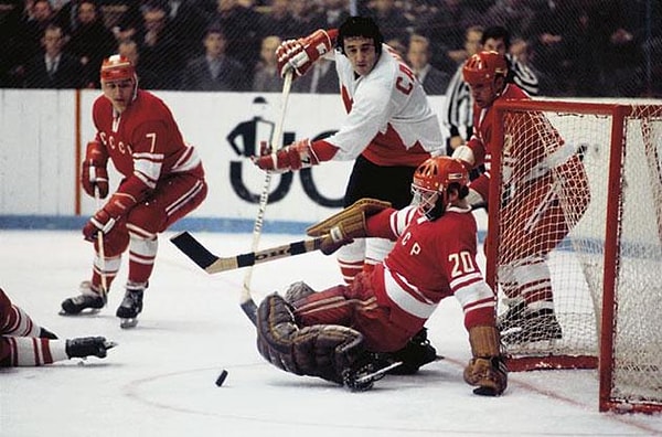 6. Кто был капитаном хоккейной команды СССР во время Суперсерии с Канадой в 1972 году?