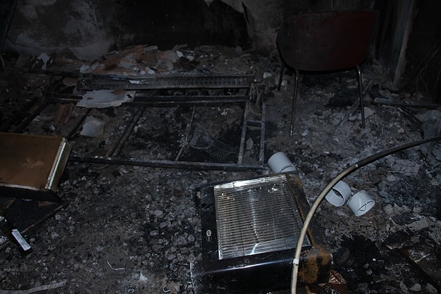 Polis ve itfaiye ekiplerinin ilk inceleme sonuçlarına göre, yangının elektrik kontağı veya ısıtıcıdan çıktığı düşünülüyor.
