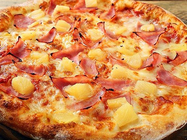 12. Ananaslı pizza Kanada'da icat edilmiştir.