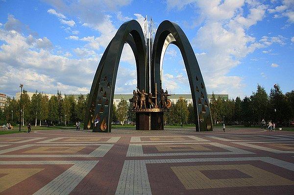 11. Rusya'da, petrolcüler için dikilen bu anıtı görünce canı hamburger çekenler?