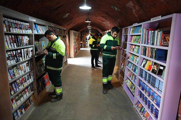 5. Bu gördüğünüz kütüphane, çöpleri topladıkları sırada buldukları kitapları toplayan belediye işçileri tarafından Ankara'da kuruldu.