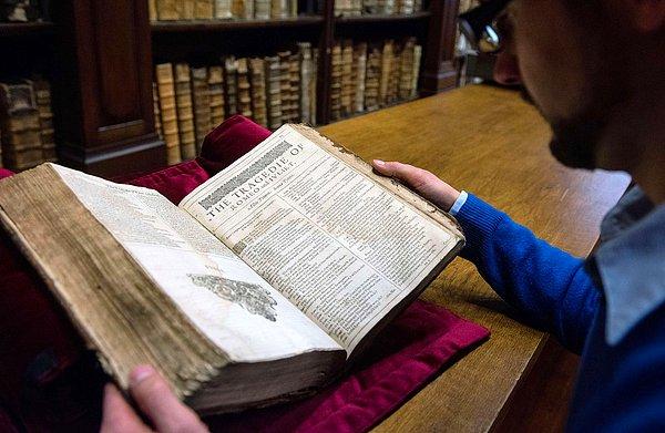 4. Fransa'daki Saint-Omer'de bulunan bir kütüphanede Shakespeare'in Birinci Folyo'sunun nadir kopyası bulunuyor.