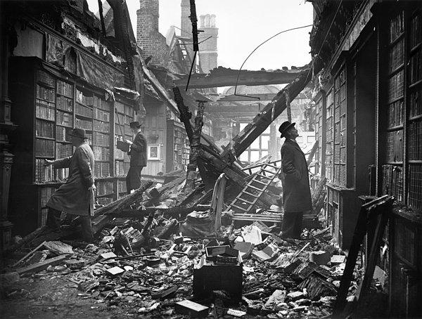 11. İkinci Dünya Savaşı sırasında Londra'da yanan bir kütüphanede insanlar kalıntıları incelerken: