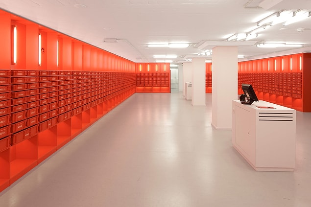 14. Bu gördüğünüz hem oldukça kullanışlı hem de minimalist olan kütüphane ise University of Amsterdam'da bulunuyor.