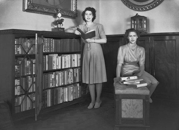 19. Prenses Elizabeth ve kız kardeşi Prenses Margaret 1964'da Buckingham Sarayı'ndaki kütüphanede...