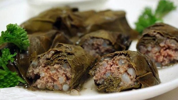 Etli yaprak sarma (sıcak yemek olan)