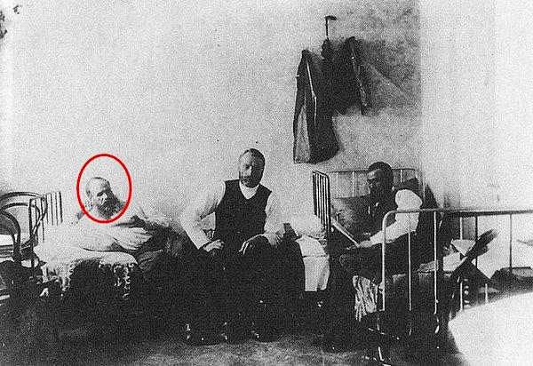 5. 16 Kasım 1849'da Rusya'da bir mahkeme Dostoyevski'yi hükümet karşıtı eylemlerinden dolayı ölüm cezasına çarptırdı, bu ceza daha sonra kürek cezasına çevrildi.