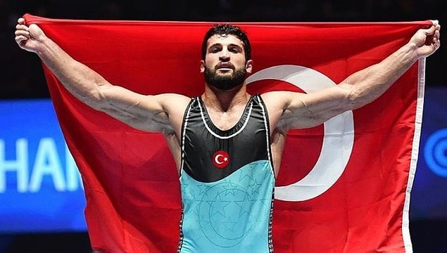 13. Macaristan'da düzenlenen Dünya Güreş Şampiyonası'nda ülkemizi temsil eden milli güreşçimiz Metehan Başar, finalde Ukraynalı rakibini mağlup ederek altın madalya kazandı.